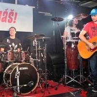 Petr Cech plays the drums with Czech rock band 'Eddie Stoilow' - Photos | Picture 98781